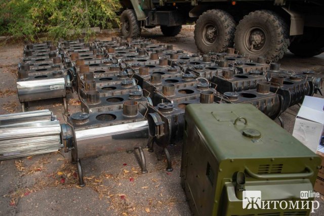 Петро Порошенко привіз допомогу на фронт та зустрівся з батьком морпіха Журавля. ФОТО Петро Порошенко привіз допомогу на фронт та зустрівся з батьком морпіха Журавля. ФОТО