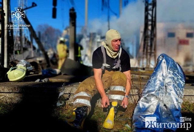 Рятувальники показали, як гасили пожежу після ракетного удару по Житомиру. ФОТО