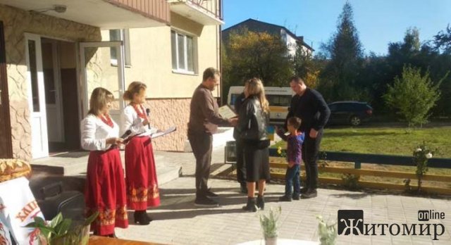 Жителі селища в Житомирській області запевняють, що переселенці не живуть у квартирах, які нещодавно отримали