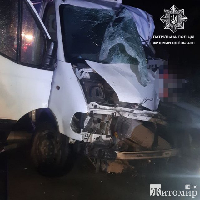 На автодорозі у Житомирській області зіштовхнулись вантажівка з дизельним пальним та мікроавтобус, є загиблий. ФОТО На автодорозі у Житомирській області зіштовхнулись вантажівка з дизельним пальним та мікроавтобус, є загиблий. ФОТО