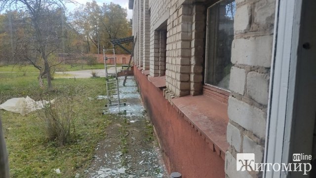 У Житомирі ракетний удар знову пошкодив будівлю однієї зі шкіл. ФОТО У Житомирі ракетний удар знову пошкодив будівлю однієї зі шкіл. ФОТО
