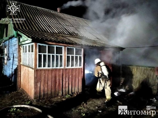 У селі Житомирської області горів будинок: вогонь знищив дах. ФОТО У селі Житомирської області горів будинок: вогонь знищив дах. ФОТО