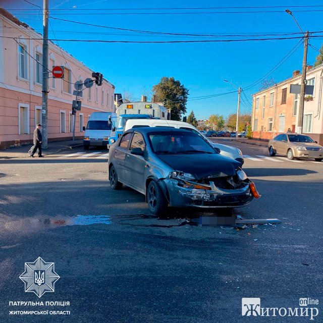 На перехресті Грушевського та Перемоги в Житомирі зіштовхнулись автомобілі. ФОТО На перехресті Грушевського та Перемоги в Житомирі зіштовхнулись автомобілі. ФОТО