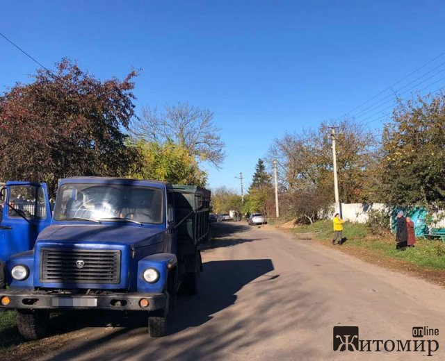 У Житомирській області легковик смертельно травмував пішохода, а під колеса вантажівки потрапила велосипедистка. ФОТО У Житомирській області легковик смертельно травмував пішохода, а під колеса вантажівки потрапила велосипедистка. ФОТО