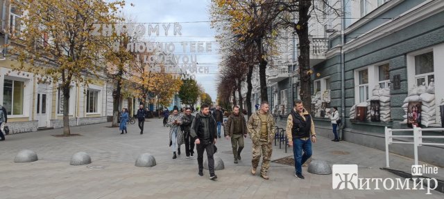 Співак Микола Сєрга у Житомирі на Михайлівській. ФОТО Співак Микола Сєрга у Житомирі на Михайлівській. ФОТО