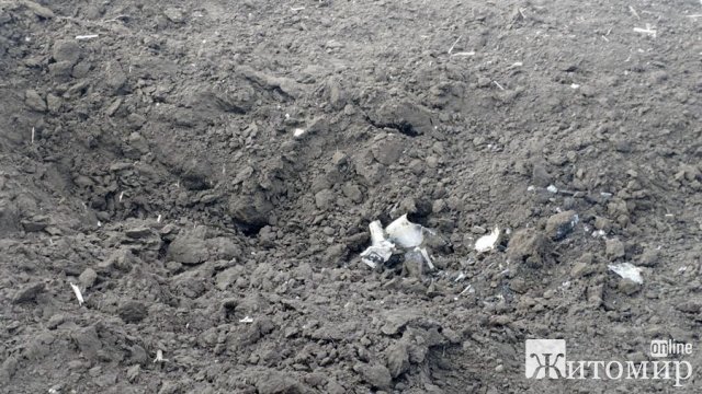 У полі між селами Житомирської області виявили уламки ракети. ФОТО У полі між селами Житомирської області виявили уламки ракети. ФОТО