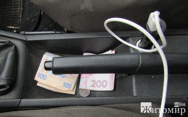 У селищі неподалік Житомира нетверезий водій намагався відкупитися від поліцейських. ФОТО У селищі неподалік Житомира нетверезий водій намагався відкупитися від поліцейських. ФОТО