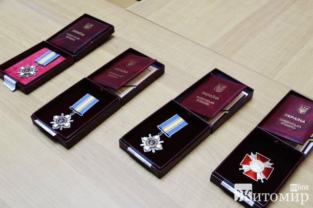 У Житомирі рідним 4 загиблих військових передали ордени Богдана Хмельницького та «За мужність» У Житомирі рідним 4 загиблих військових передали ордени Богдана Хмельницького та «За мужність»