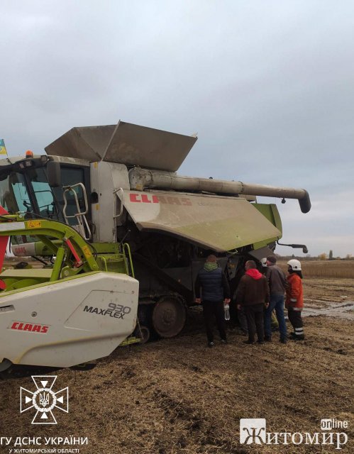 У полі, поблизу одного з сіл Брусилівської громади, горів комбайн. ФОТО У полі, поблизу одного з сіл Брусилівської громади, горів комбайн. ФОТО