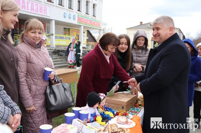 У місті на півночі Житомирщини провели благодійний ярмарок на підтримку ЗСУ. ФОТО