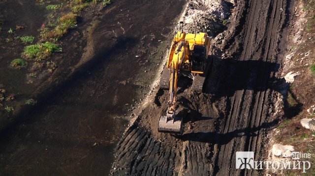 Екологи вважають незаконним спуск греблі на річці Тетерів у Житомирі та вирубку 161 дерева на березі. ФОТО Екологи вважають незаконним спуск греблі на річці Тетерів у Житомирі та вирубку 161 дерева на березі. ФОТО