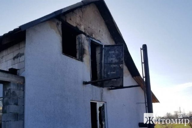 У Бердичеві під час гасіння пожежі рятувальники виявили біля вхідних дверей будинку чоловіка. ФОТО У Бердичеві під час гасіння пожежі рятувальники виявили біля вхідних дверей будинку чоловіка. ФОТО