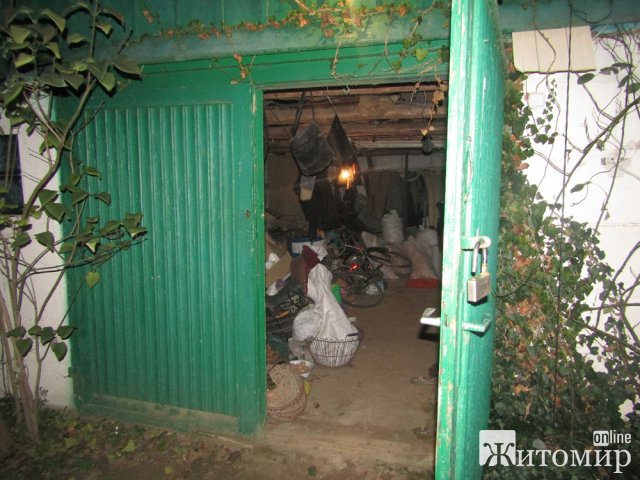 Житель Житомирської області з 15-річним спільником викрали два мотоцикли із чужого дачі та заховали в сіні. ФОТО Житель Житомирської області з 15-річним спільником викрали два мотоцикли із чужого дачі та заховали в сіні. ФОТО