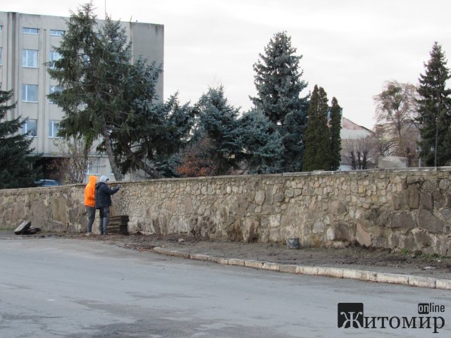 Як відновлюють Малин після авіаударів. ФОТО Як відновлюють Малин після авіаударів. ФОТО