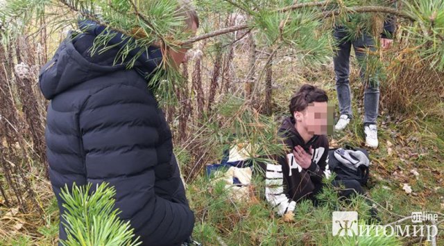 У рівчаку неподалік Житомира поліцейські розшукали 17-річного утікача. ФОТО У рівчаку неподалік Житомира поліцейські розшукали 17-річного утікача. ФОТО