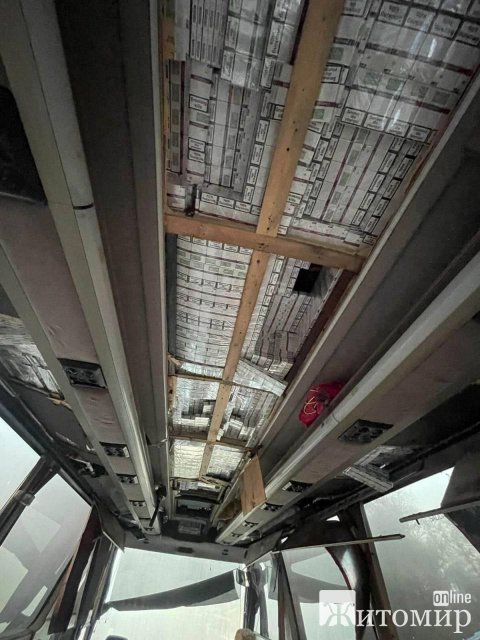 «Контрабанда століття»: на Закарпатті зупинили автобус із 150 480 пачками цигарок. ФОТО