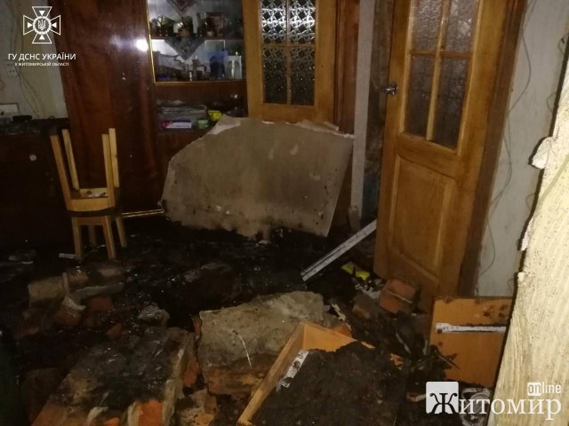 У селищі Бердичівського району через дитячі пустощі зайнялась господарча будівля. ФОТО У селищі Бердичівського району через дитячі пустощі зайнялась господарча будівля. ФОТО