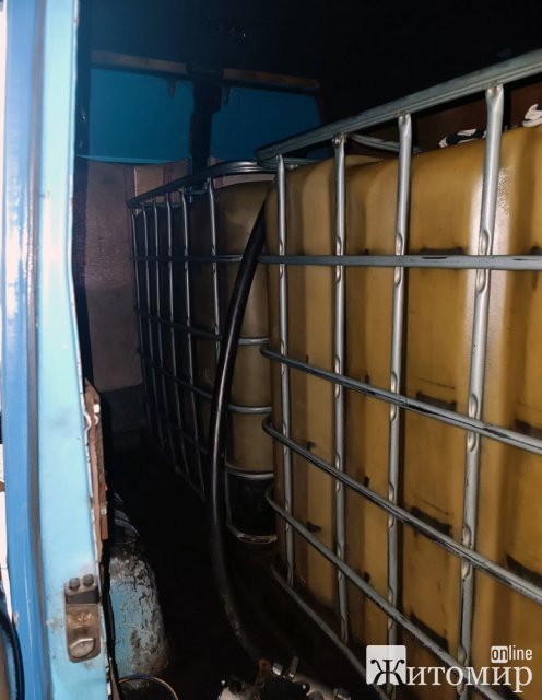 У Звягелі правоохоронці виявили АЗС, де продавали нелегальне пальне. ФОТО У Звягелі правоохоронці виявили АЗС, де продавали нелегальне пальне. ФОТО