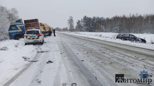 На автодорозі у Житомирській області зіштовхнулись вантажівка та Volkswagen: трьох людей госпіталізували. ФОТО На автодорозі у Житомирській області зіштовхнулись вантажівка та Volkswagen: трьох людей госпіталізували. ФОТО