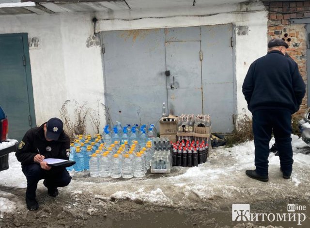 У Звягелі із гаража 63-річного чоловіка вилучили майже пів тонни алкоголю. ФОТО