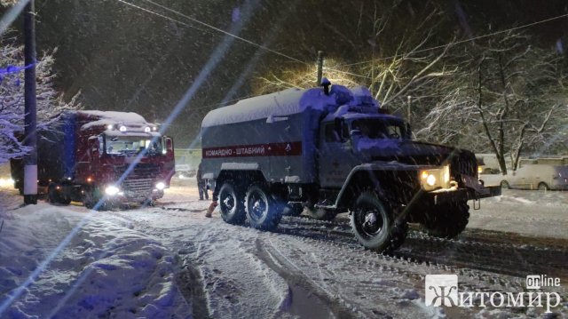 На одному з житомирських мостів рятувальники допомогли водіям двох вантажівок, маршрутки та легковика подолати підйом. ФОТО