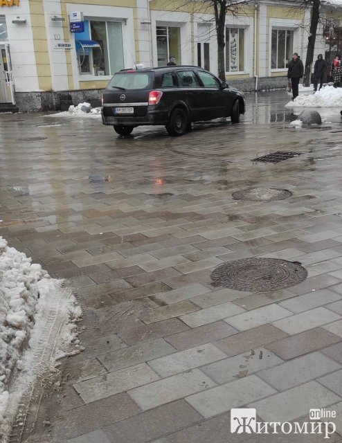На Михайлівську в Житомирі заїхало таксі. ФОТО