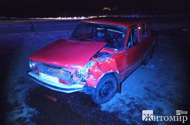 У селищі на Житомирщині Skoda в’їхала у ВАЗ: один із водіїв госпіталізований. ФОТО У селищі на Житомирщині Skoda в’їхала у ВАЗ: один із водіїв госпіталізований. ФОТО