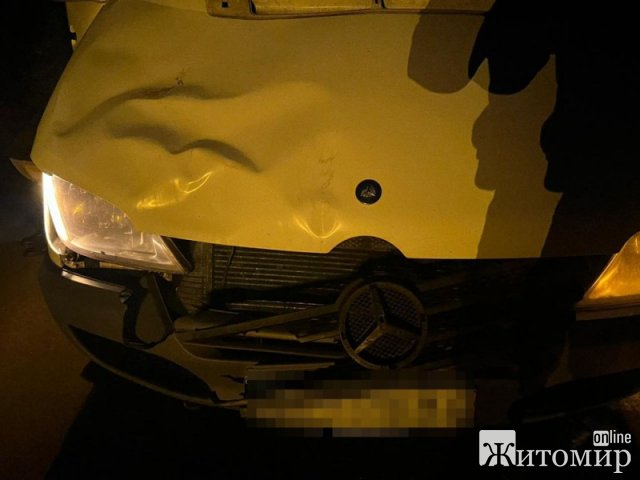 Поблизу Чуднова Mercedes збив чоловіка: потерпілий загинув. ФОТО