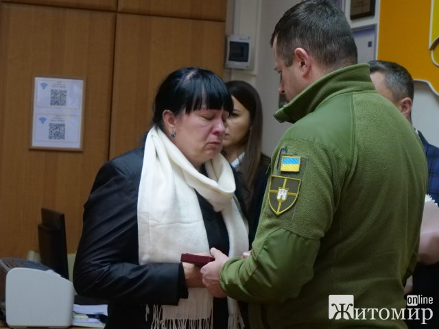 У Житомирі рідним загиблих Героїв передали державні нагороди. ФОТО