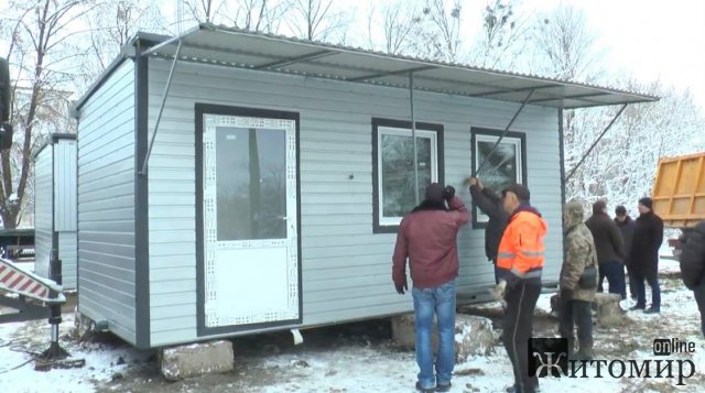Неподалік Коростеня облаштовують модульні будиночки для переселенців. ФОТО Неподалік Коростеня облаштовують модульні будиночки для переселенців. ФОТО