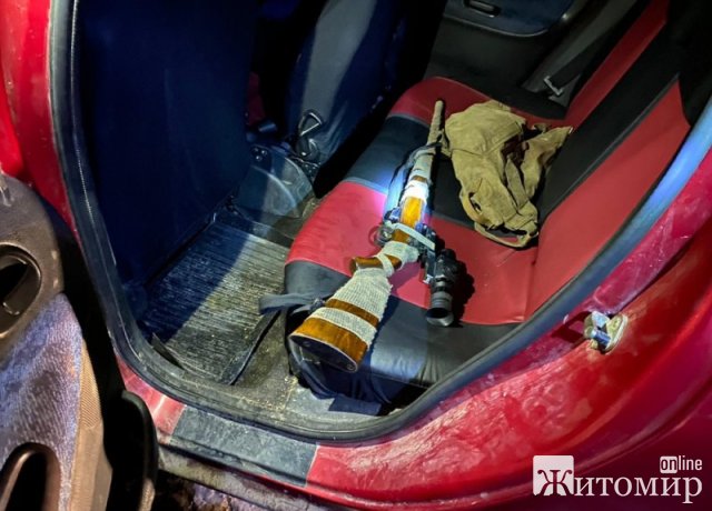На Житомирщині у водійки Peugeot  поліцейські виявили рушницю з прицілом нічного бачення