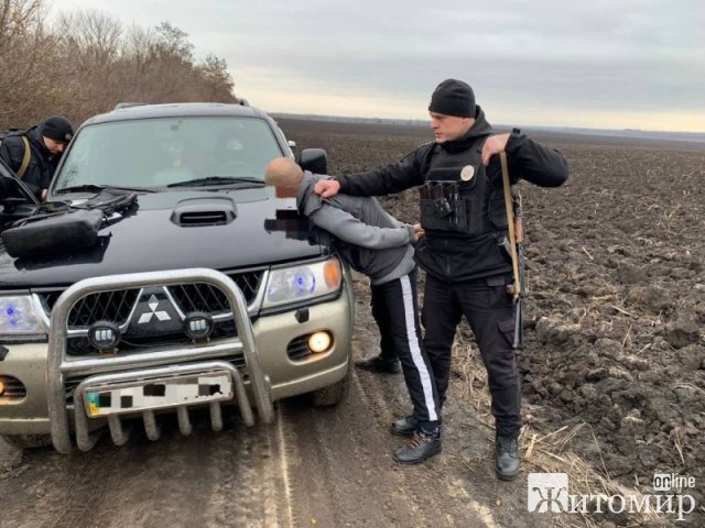 На Житомирщині поліцейські затримали жителя Кіровоградської області: викрав чуже авто, аби доїхати додому. ФОТО