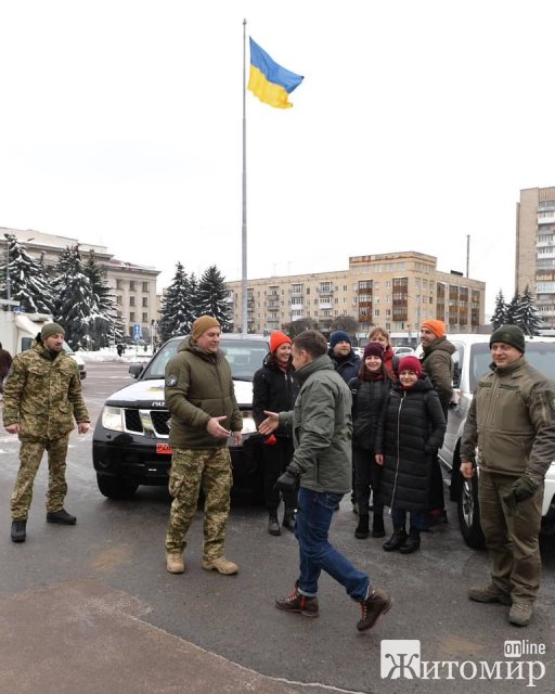 Збройним силам України в Житомирі передали дві автівки. ФОТО Збройним силам України в Житомирі передали дві автівки. ФОТО