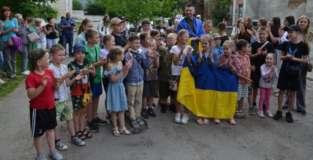 У Бердичеві зустріли воїна Владислава Кондратюка, який провів у російському полоні понад два роки - фото №