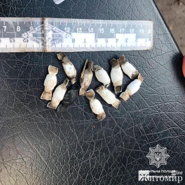 У Житомирі правоохоронці затримали 22-річного молодика з 16 згортками наркотиків. ФОТО У Житомирі правоохоронці затримали 22-річного молодика з 16 згортками наркотиків. ФОТО