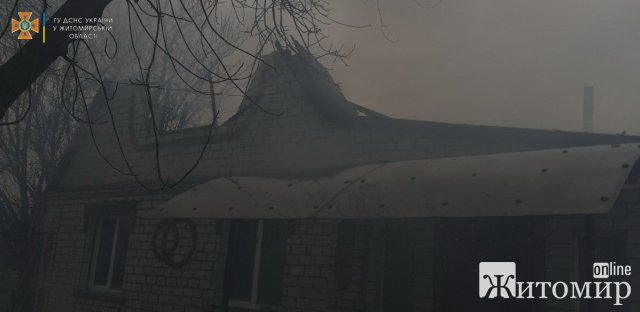 У селі Житомирського району горів будинок: вогонь знищив покрівлю та пошкодив перекриття. ФОТО У селі Житомирського району горів будинок: вогонь знищив покрівлю та пошкодив перекриття. ФОТО