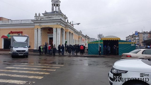 У Житомирі черги біля банкоматів. ФОТО