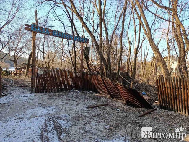 У Житомирі вибуховою хвилею зачепило базу відпочинку, що навпроти водоканалу. ФОТО