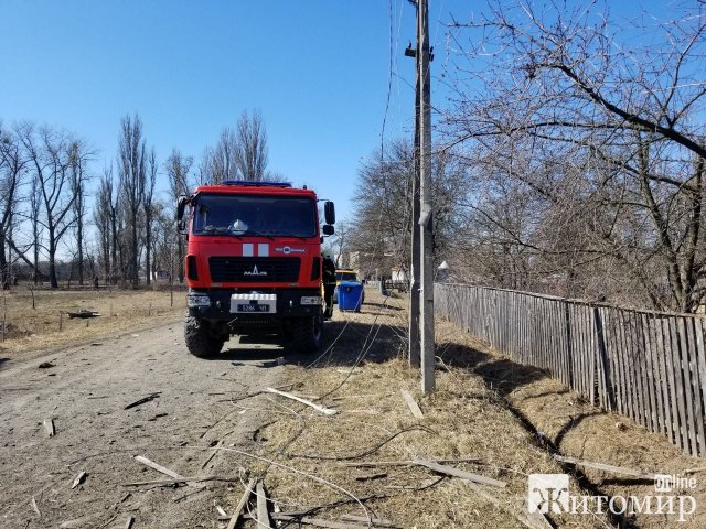 У селі на Малинщині авіаударом пошкоджені шість будинків, одна людина загинула. ФОТО