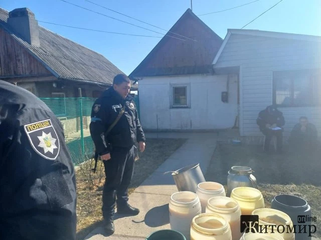 У жителя Баранівки поліцейські вилучили та знищили 350 л браги та близько 100 л самогону. ФОТО