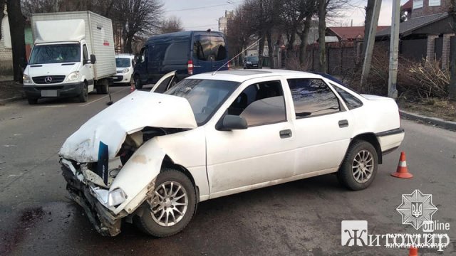 ДТП на перехресті Мазепи та Героїв Крут в Житомирі: травмувалися водії Opel та Mercedes. ФОТО