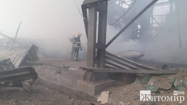На Коростенщині через ракетний удар на підприємстві сталася пожежа. ФОТО На Коростенщині через ракетний удар на підприємстві сталася пожежа. ФОТО