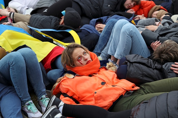 В Берлине тысячи людей вышли на акцию в память жертв В Берлине тысячи людей вышли на акцию в память жертв
