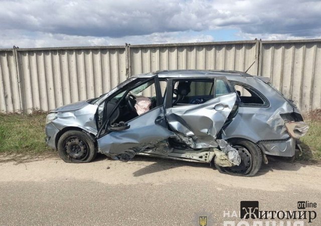 На трасі Київ-Чоп в Житомирській області в’їхав у бетонні блоки, є травмовані. ФОТО На трасі Київ-Чоп в Житомирській області в’їхав у бетонні блоки, є травмовані. ФОТО