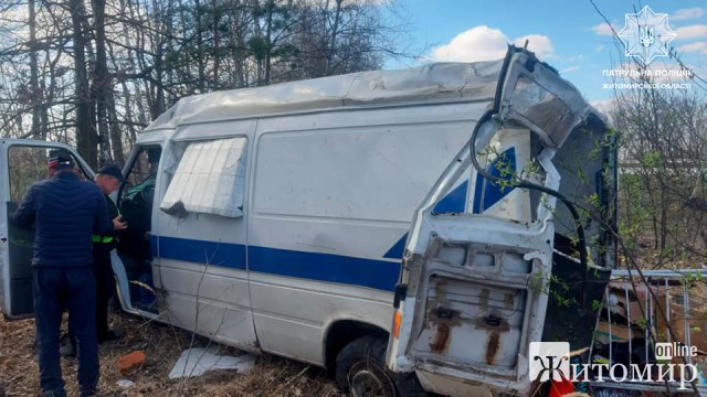 На трасі в Житомирській області бус з’їхав у кювет і тричі перевернувся: травмувалися дві жінки та дитина. ФОТО