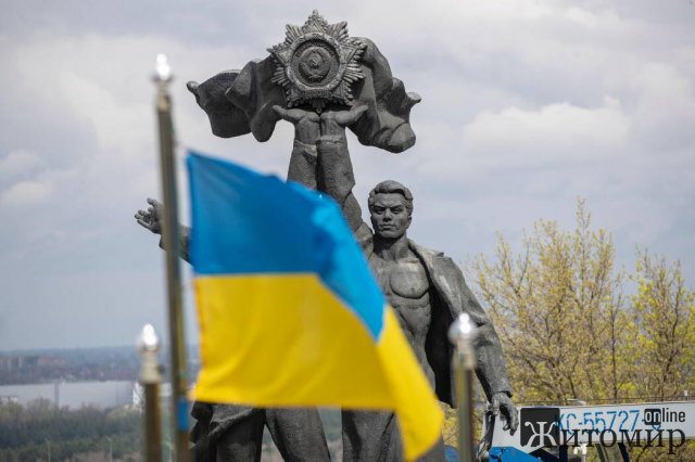 У Києві під час демонтажу скульптури двох робітників, відпала голова у російського "рабочєго" ФОТО У Києві під час демонтажу скульптури двох робітників, відпала голова у російського "рабочєго" ФОТО