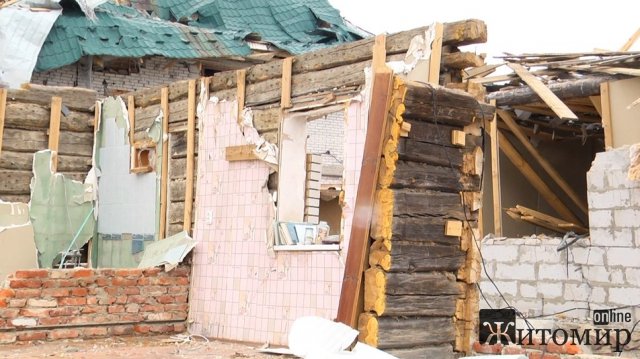 У місті на Житомирщині пенсіонерка ледь вціліла після бомбардування. ФОТО У місті на Житомирщині пенсіонерка ледь вціліла після бомбардування. ФОТО