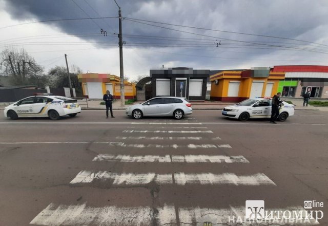 На пішохідному переході в Житомирі Opel збив жінку. ФОТО На пішохідному переході в Житомирі Opel збив жінку. ФОТО