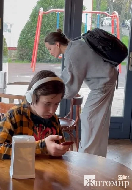 АНДЖЕЛІНУ ДЖОЛІ ПОМІТИЛИ У ЛЬВІВСЬКІЙ КАВ