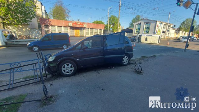 На перехресті в Житомирі зіштовхнулись два автомобілі, один перекинувся на бік. ФОТО На перехресті в Житомирі зіштовхнулись два автомобілі, один перекинувся на бік. ФОТО
